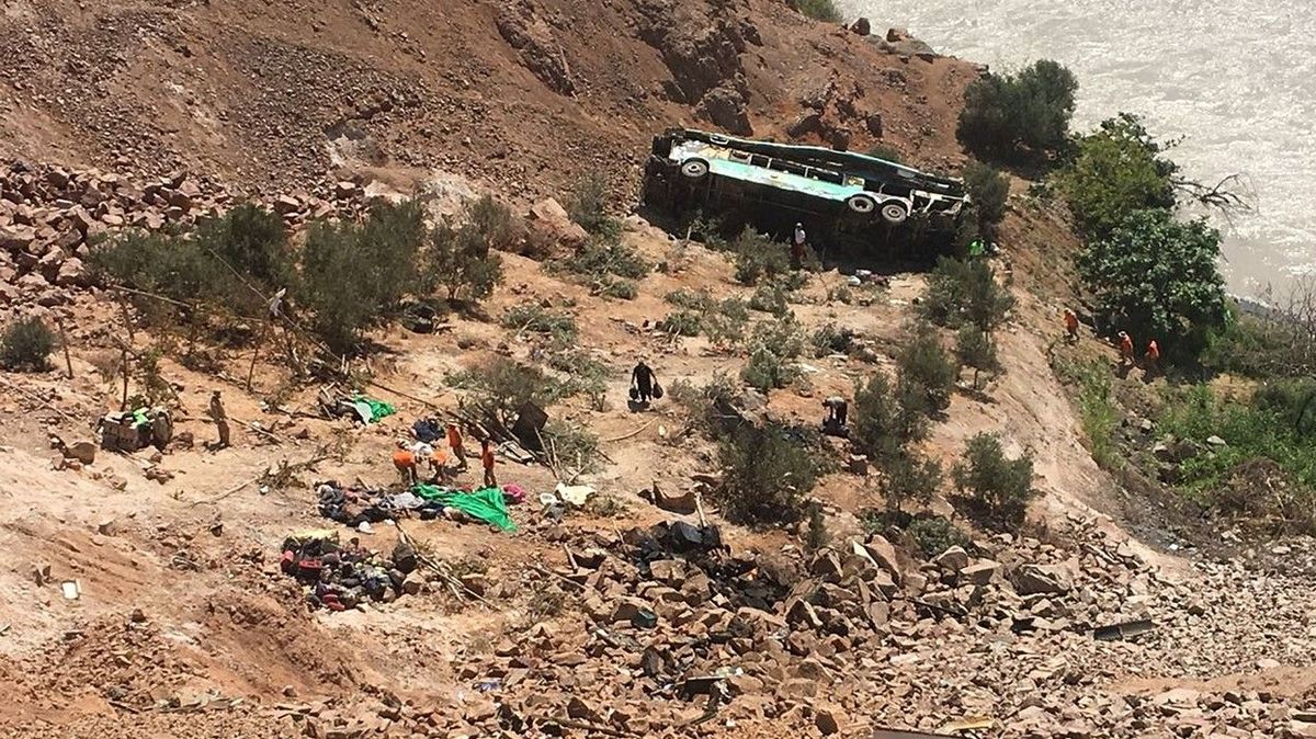 V Peru se zřítil autobus do 200 metrů hluboké strže, nejméně 17 mrtvých